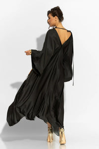 Μακρύ μαύρο satin kaftan φόρεμα με floral print, φαρδιά μανίκια και ανοιχτή πλάτη με δέσιμο.