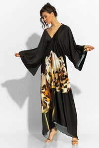 Μακρύ μαύρο satin kaftan φόρεμα με floral print, φαρδιά μανίκια και ανοιχτή πλάτη με δέσιμο.