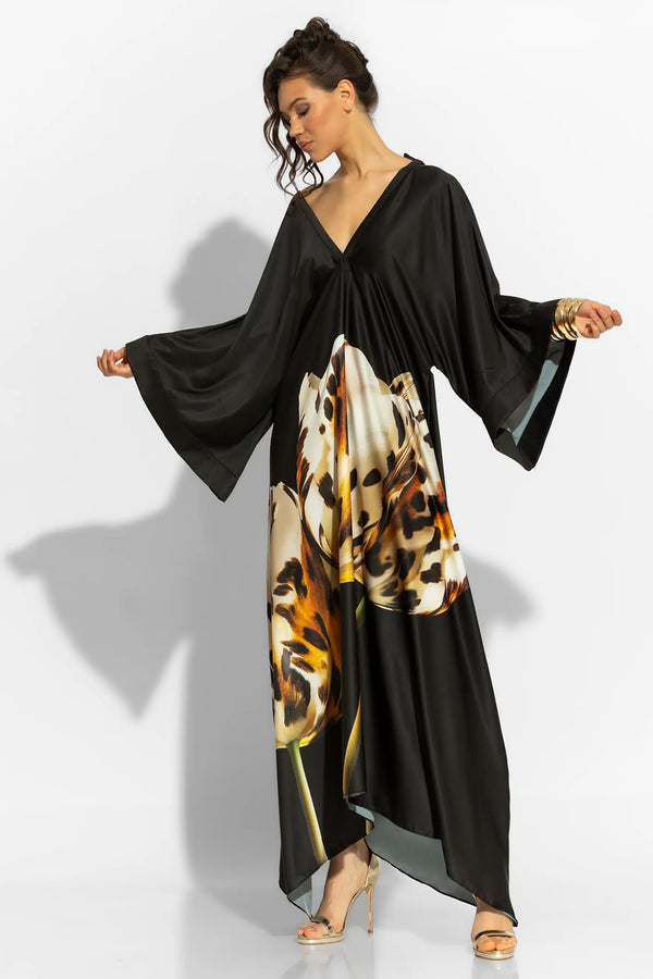 Μακρύ μαύρο satin kaftan φόρεμα με floral print, φαρδιά μανίκια και ανοιχτή πλάτη με δέσιμο.
