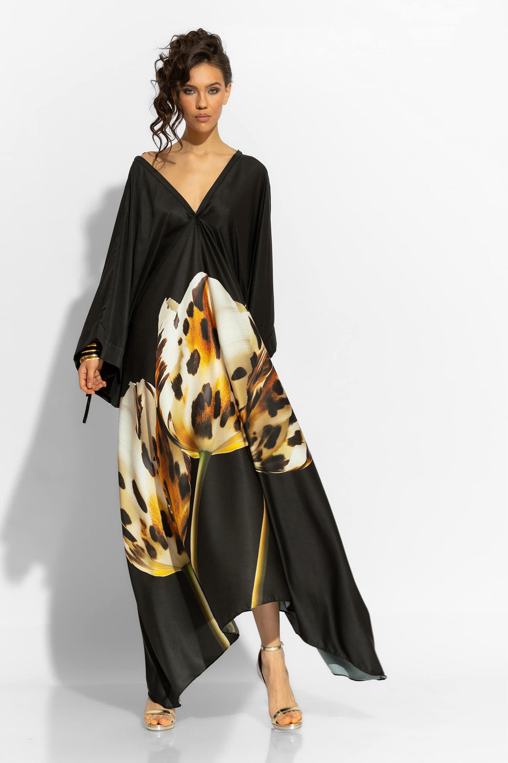 Μακρύ μαύρο satin kaftan φόρεμα με floral print, φαρδιά μανίκια και ανοιχτή πλάτη με δέσιμο.