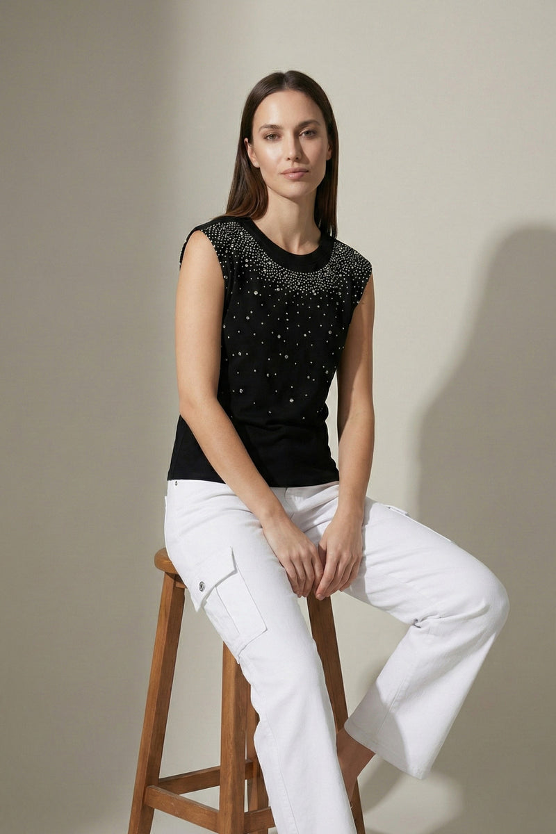 Μαύρο αμάνικο γυναικείο top με strass στη λαιμόκοψη και εφαρμοστή γραμμή.