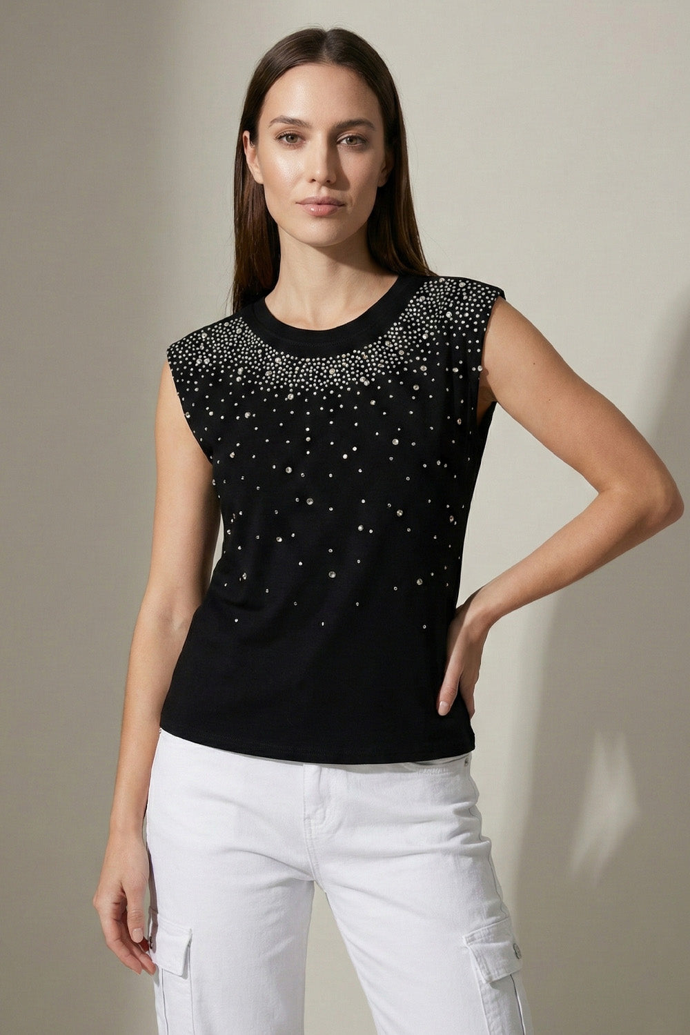 Μαύρο αμάνικο γυναικείο top με strass στη λαιμόκοψη και εφαρμοστή γραμμή.