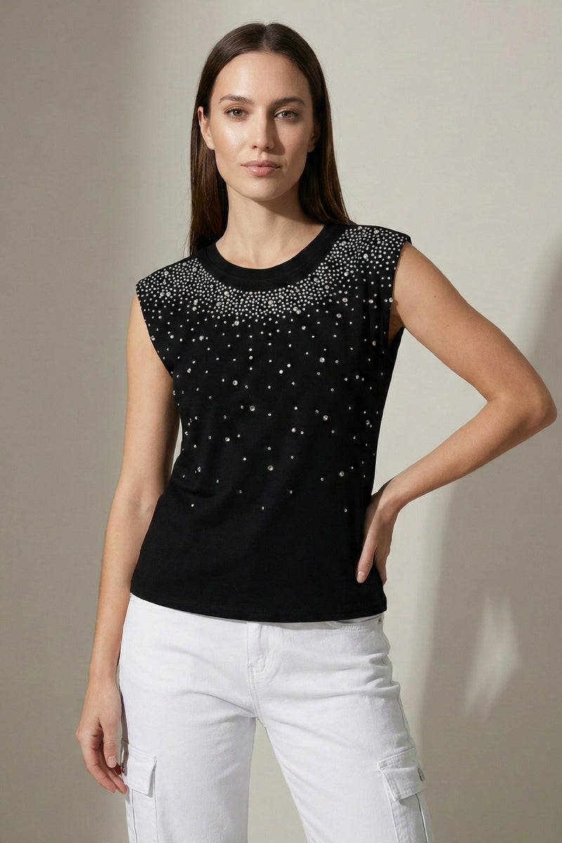Μαύρο αμάνικο γυναικείο top με strass στη λαιμόκοψη και εφαρμοστή γραμμή.