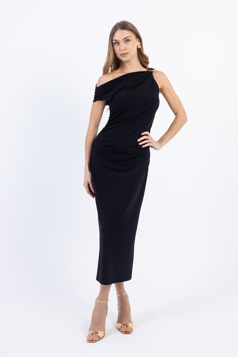 Γυναικείο μαύρο μίντι φόρεμα με ασύμμετρη off shoulder λαιμόκοψη και σούρες στο πλάι