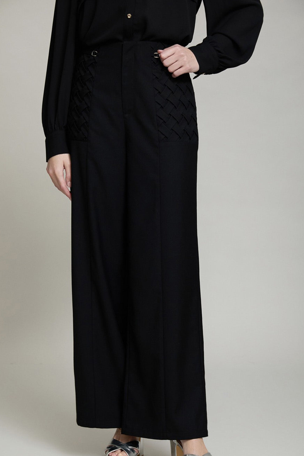 Μαύρο γυναικείο παντελόνι wide leg με πλεκτές λεπτομέρειες στις μπροστινές τσέπες