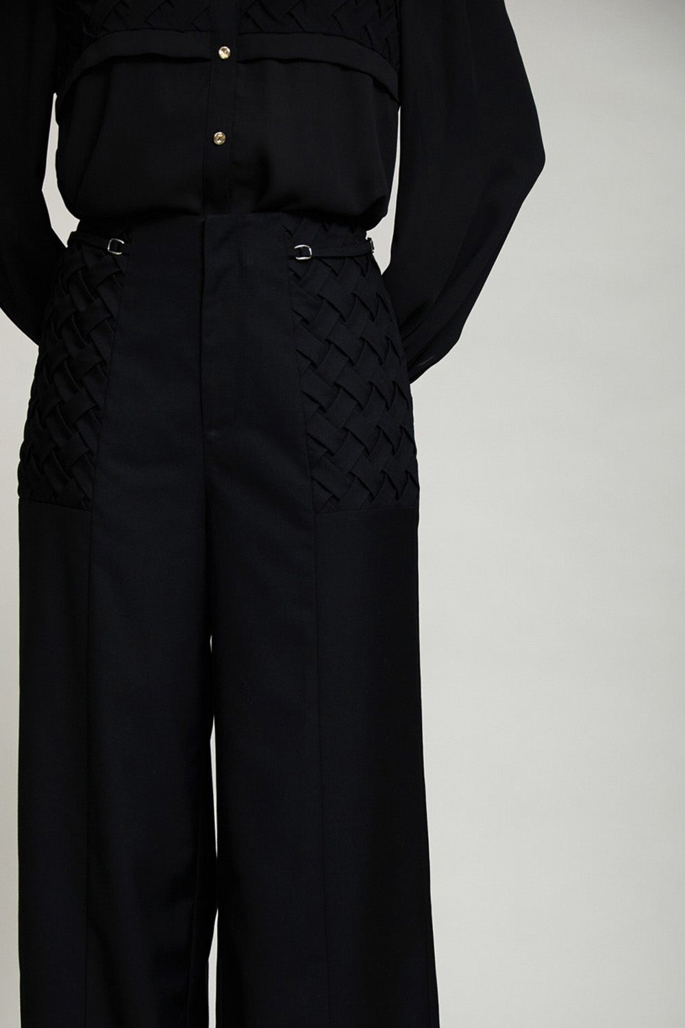 Μαύρο γυναικείο παντελόνι wide leg με πλεκτές λεπτομέρειες στις μπροστινές τσέπες