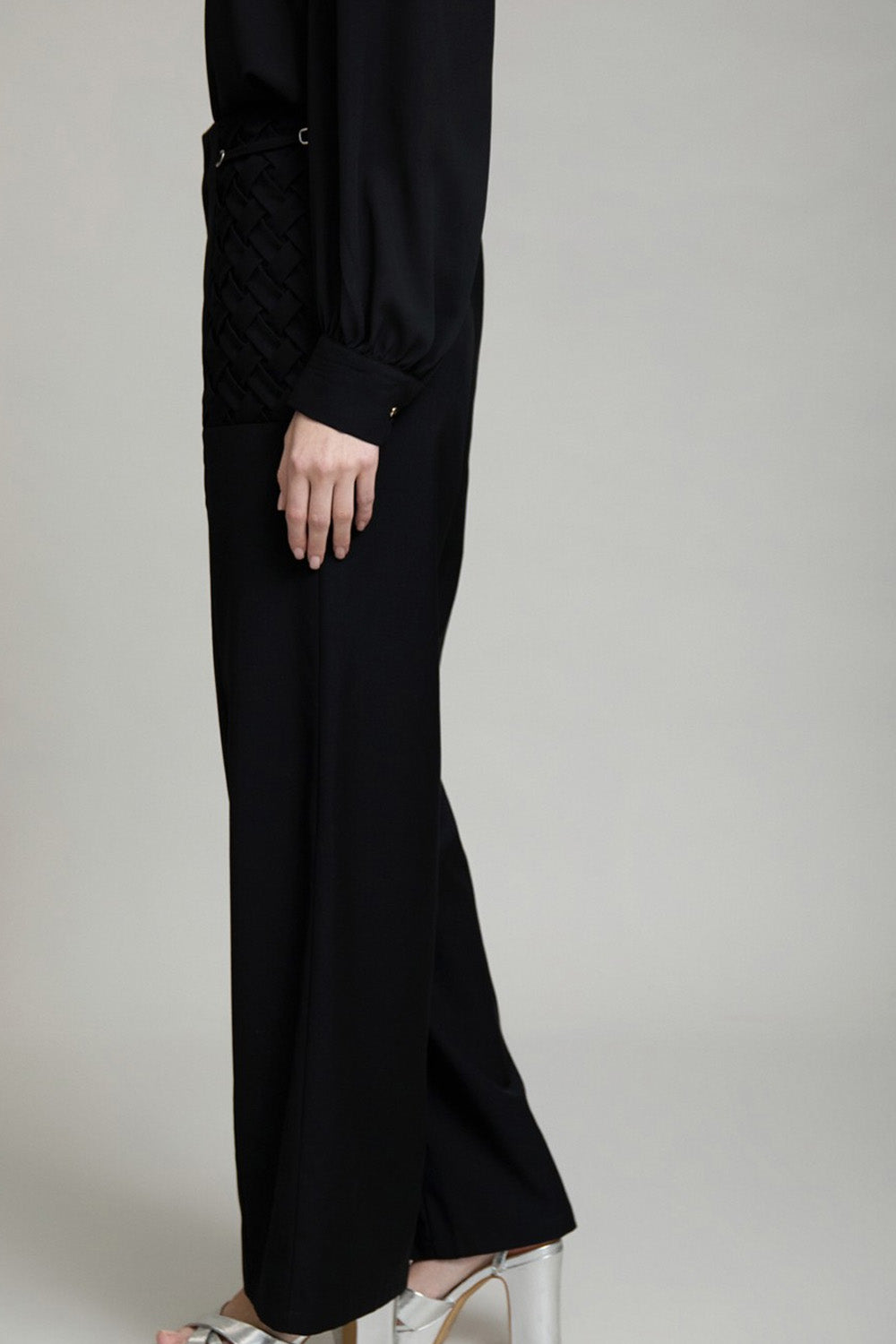 Μαύρο γυναικείο παντελόνι wide leg με πλεκτές λεπτομέρειες στις μπροστινές τσέπες
