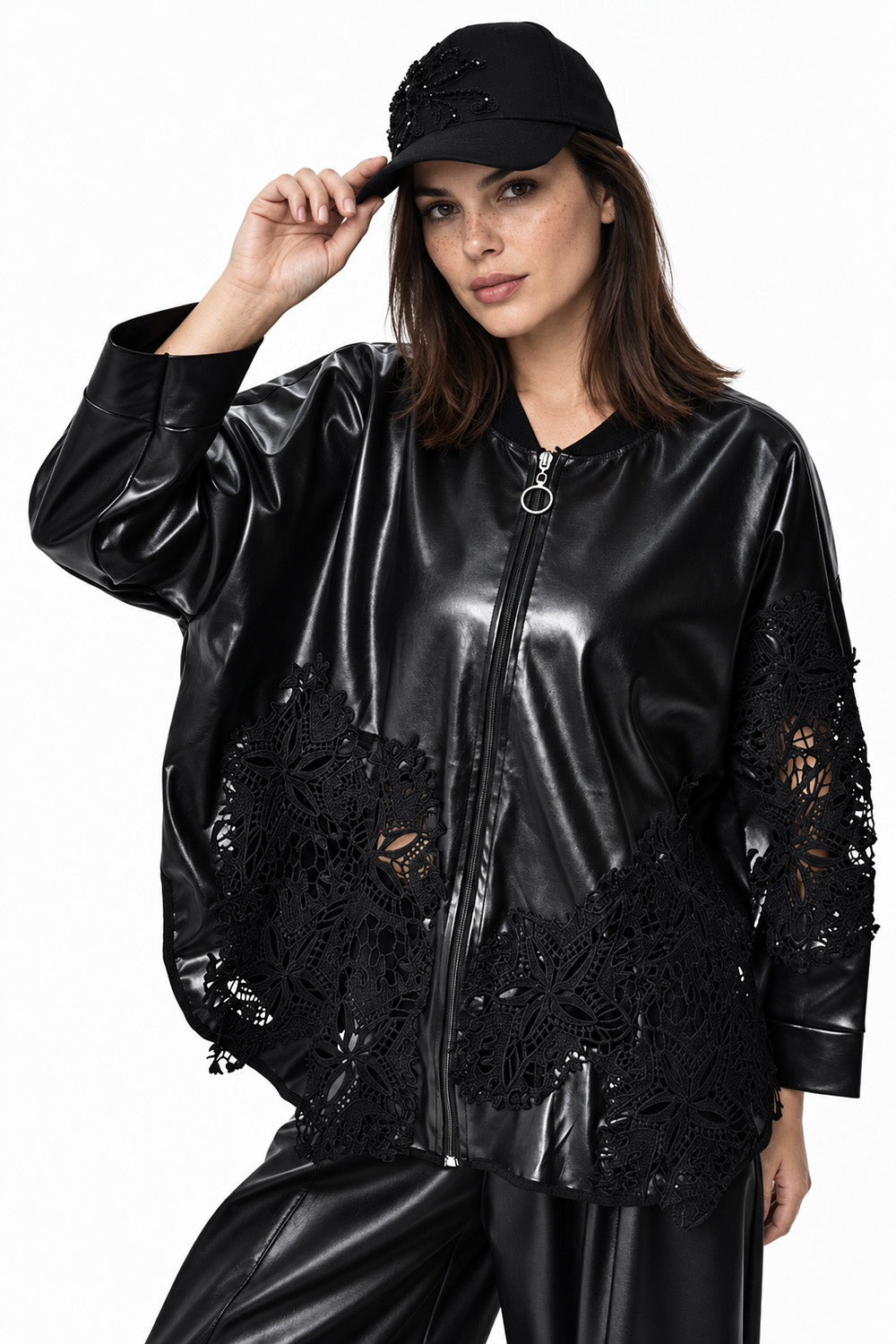 Μαύρο γυναικείο jacket με όψη δέρματος, διάτρητη δαντέλα, φερμουάρ και oversized γραμμή.
