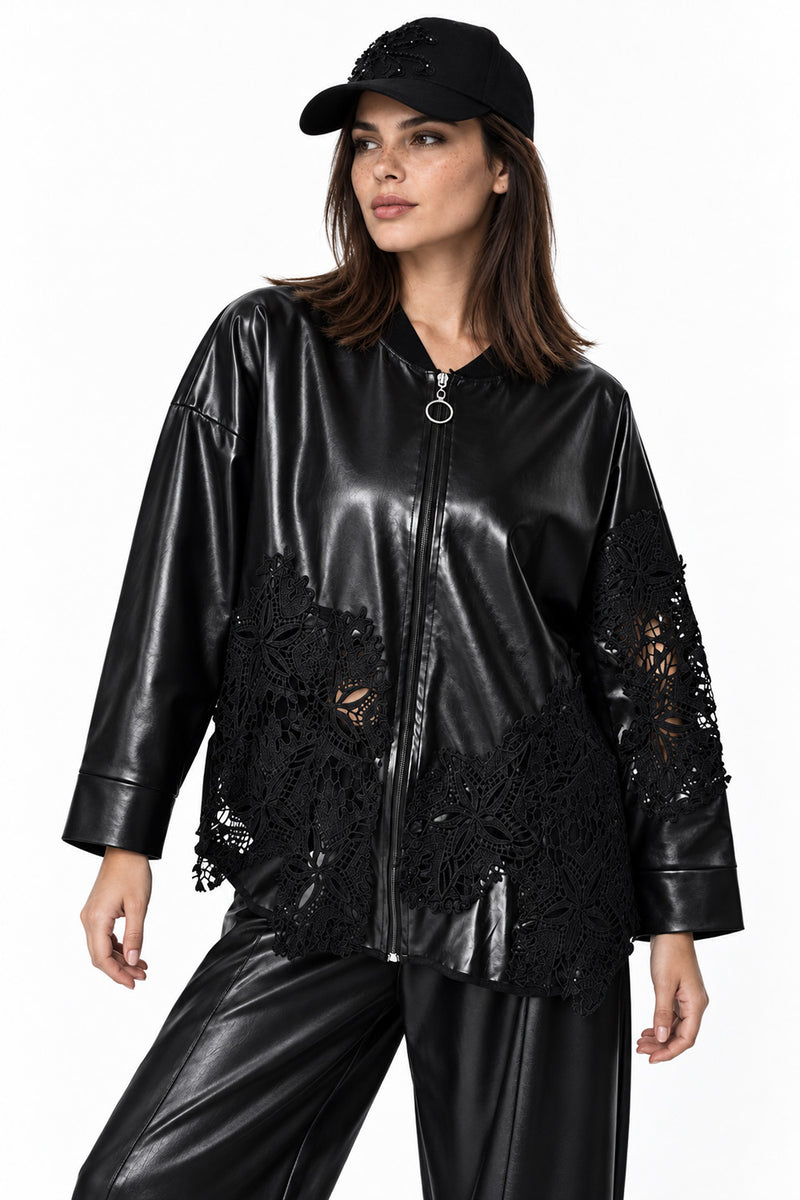 Μαύρο γυναικείο jacket με όψη δέρματος, διάτρητη δαντέλα, φερμουάρ και oversized γραμμή.