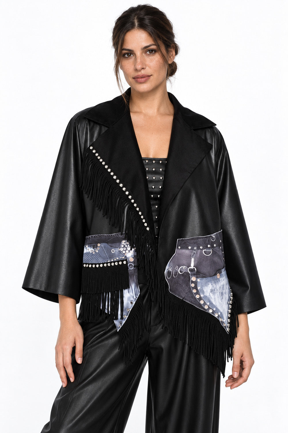 Μαύρο γυναικείο jacket με όψη δέρματος, κρόσσια, μεταλλικά τρουκ και εμπριμέ τσέπες.