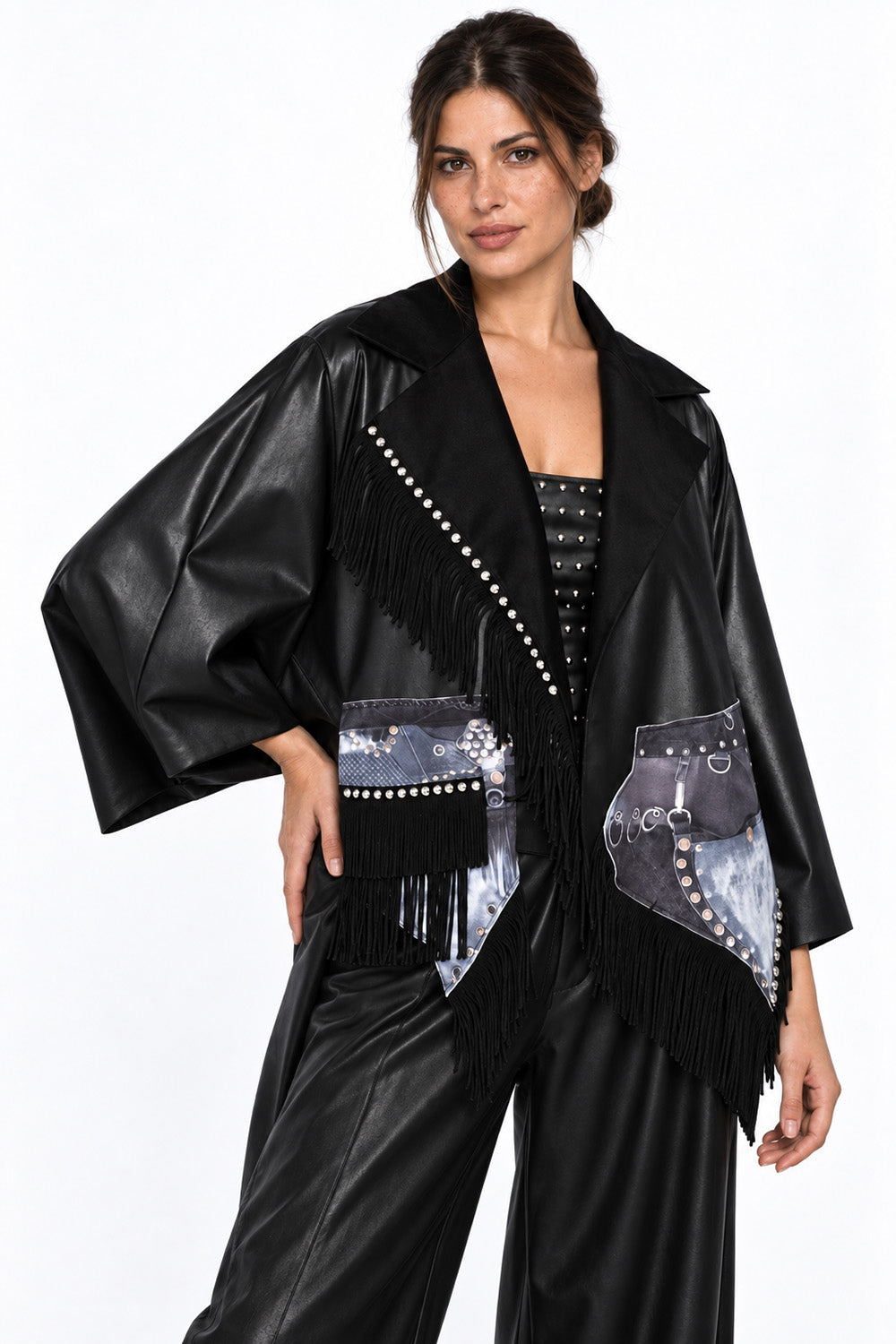 Μαύρο γυναικείο jacket με όψη δέρματος, κρόσσια, μεταλλικά τρουκ και εμπριμέ τσέπες.