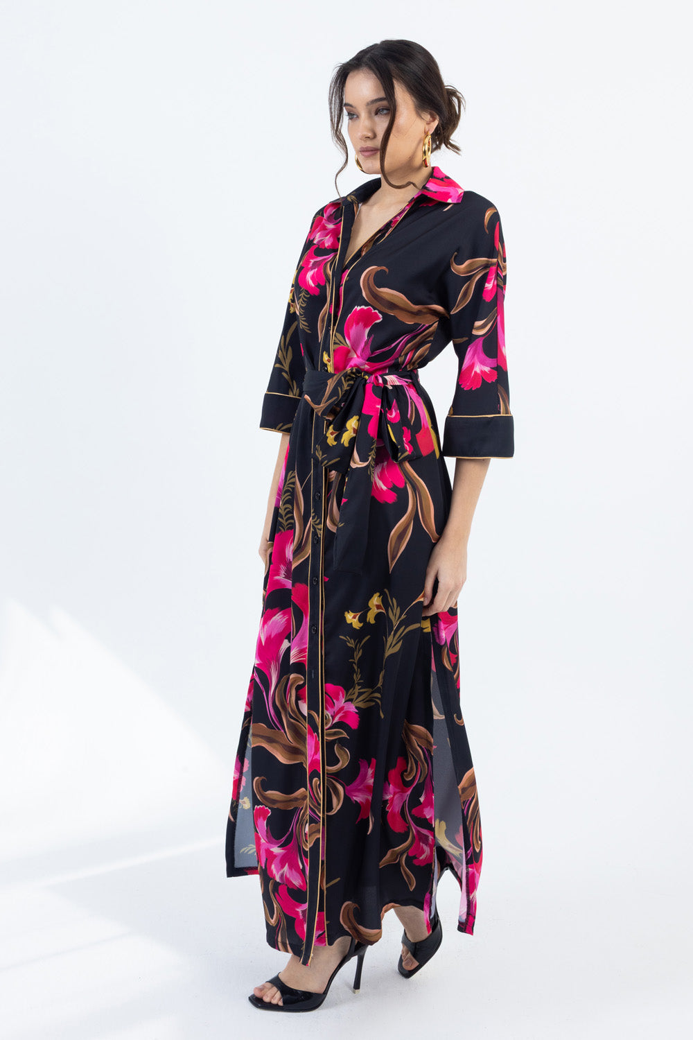 Μαύρο maxi φόρεμα πουκαμίσα με floral print, κουμπιά μπροστά και ζώνη στη μέση