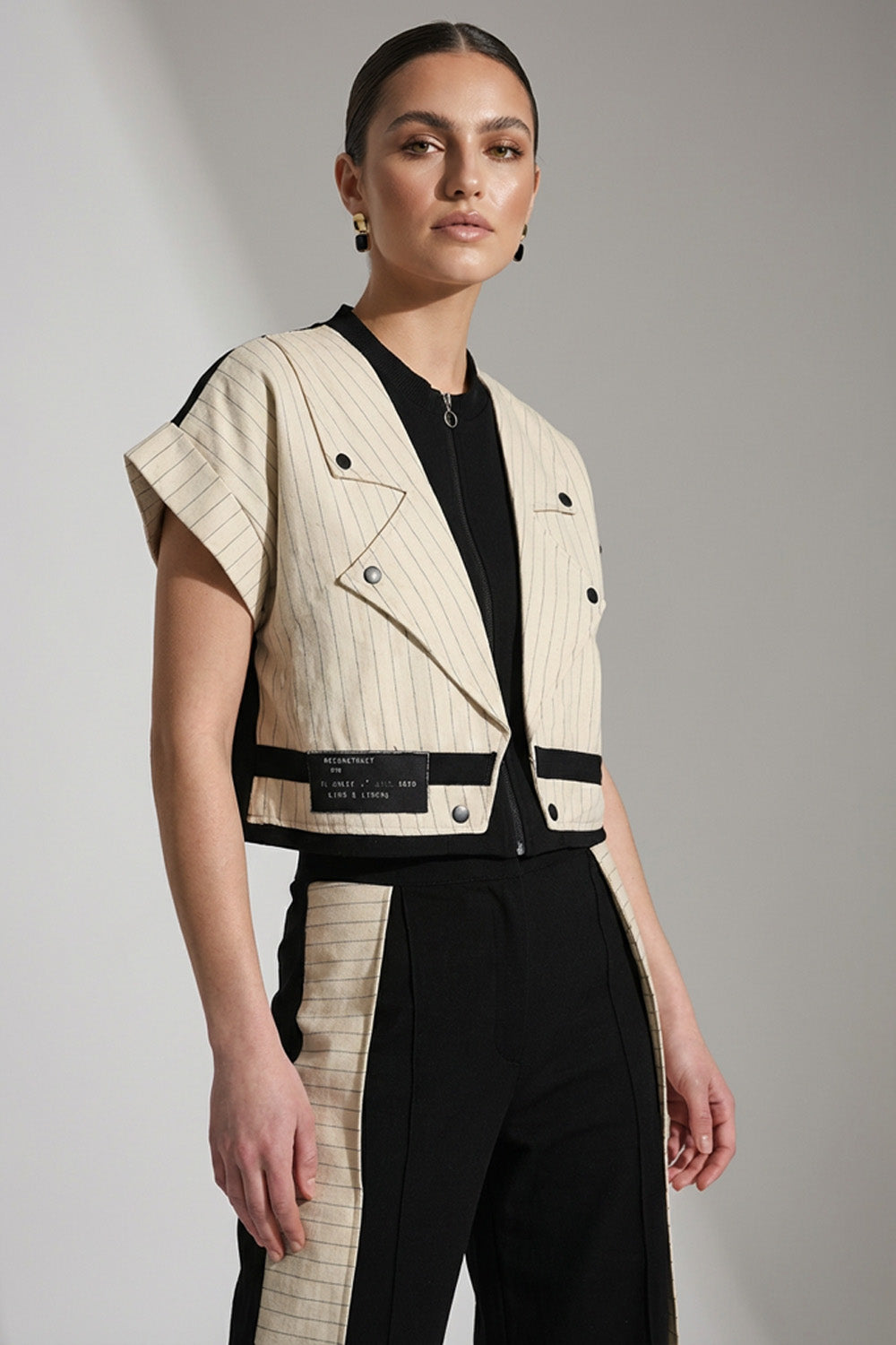 Μαύρο και μπεζ ριγέ γυναικείο σετ με crop γιλέκο και φαρδιά παντελόνα με πλαϊνές φάσες