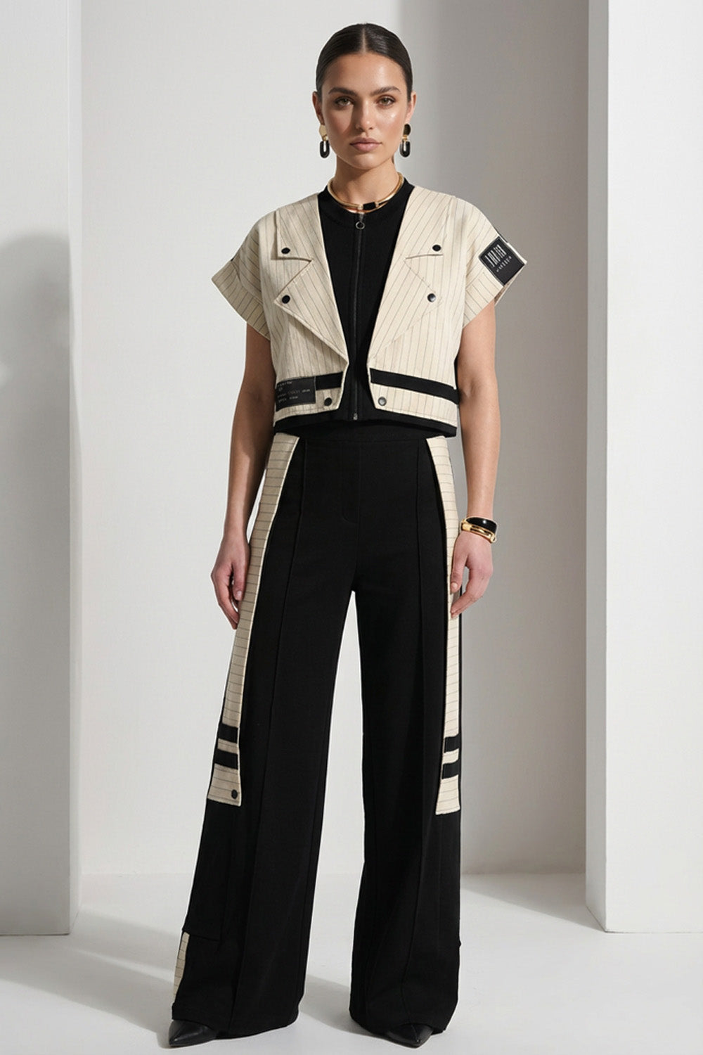 Μαύρο και μπεζ ριγέ γυναικείο σετ με crop γιλέκο και φαρδιά παντελόνα με πλαϊνές φάσες
