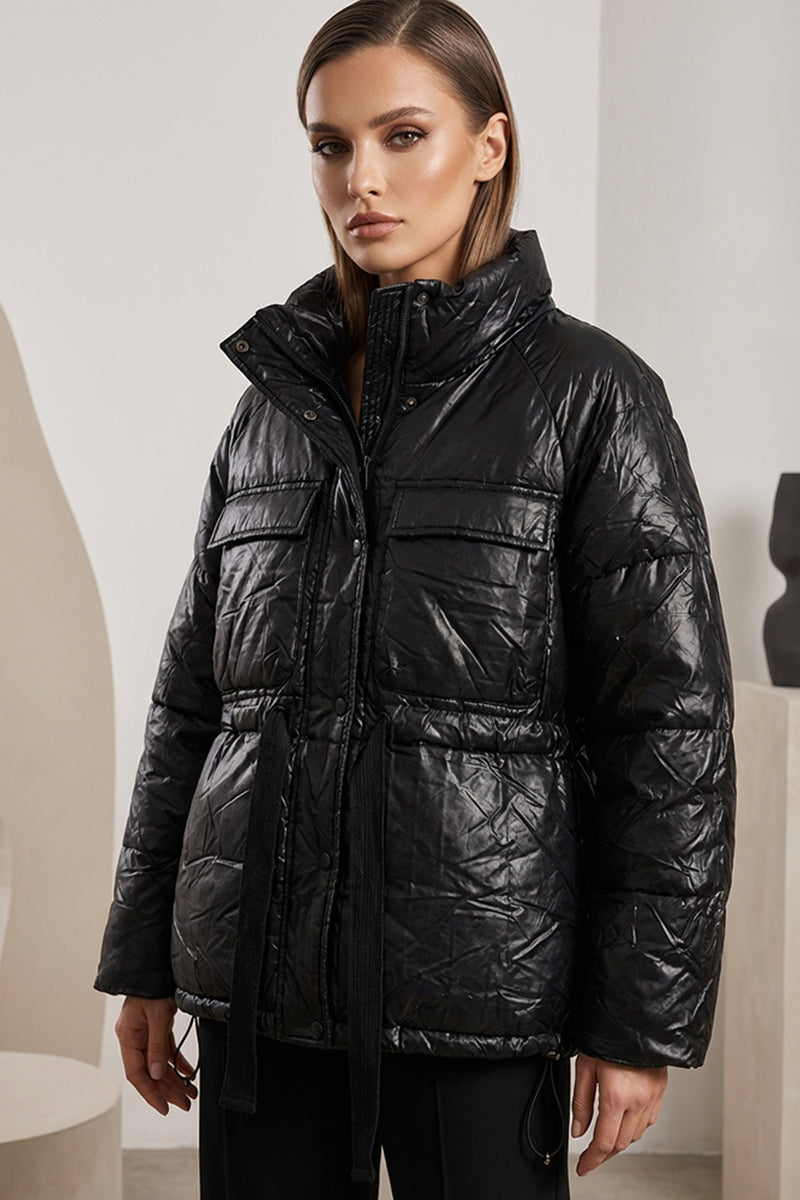 Μαύρο μπουφάν με ελαφρώς γυαλιστερή υφή, όρθιο γιακά και ζώνη στη μέση, φορεμένο από μοντέλο.