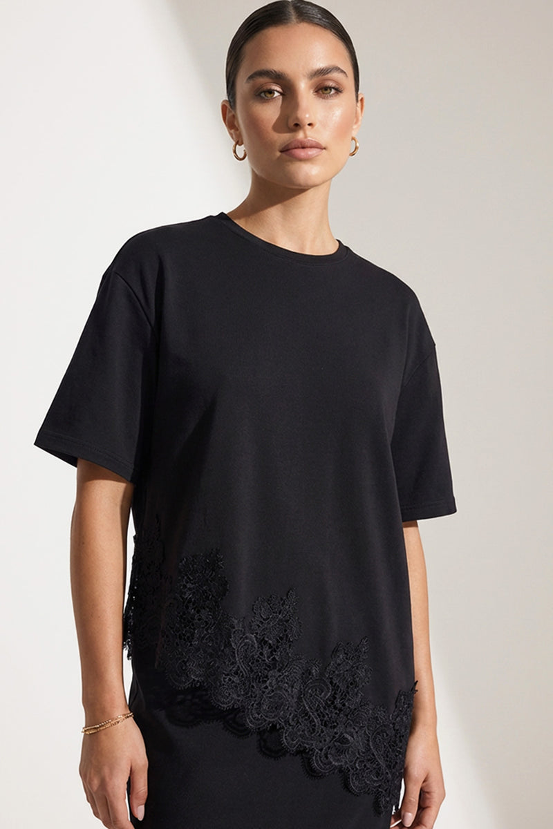 Μαύρο oversized γυναικείο T-shirt με δαντελένια λεπτομέρεια στο κάτω μέρος