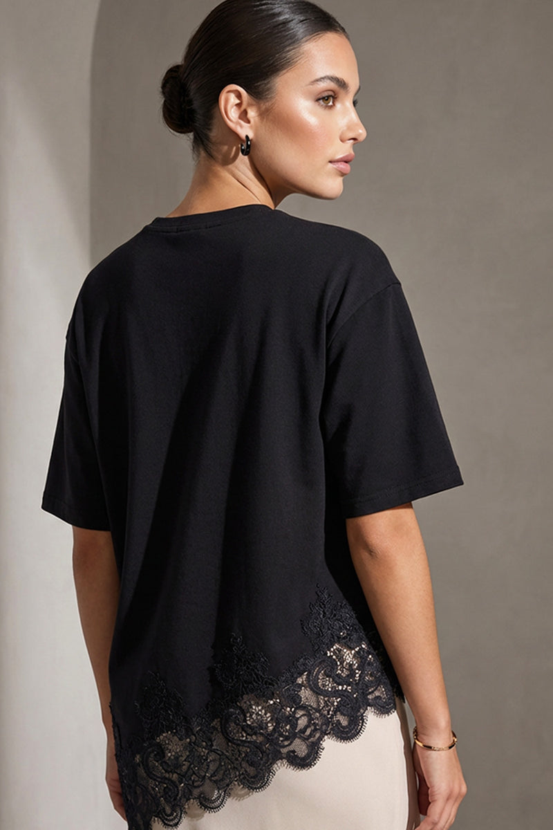 Μαύρο oversized γυναικείο T-shirt με δαντελένια λεπτομέρεια στο κάτω μέρος
