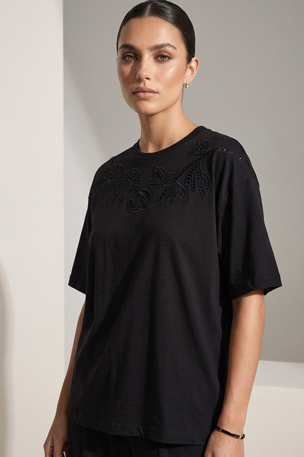 Μαύρο oversized γυναικείο T-shirt με κεντημένο floral σχέδιο στο επάνω μέρος