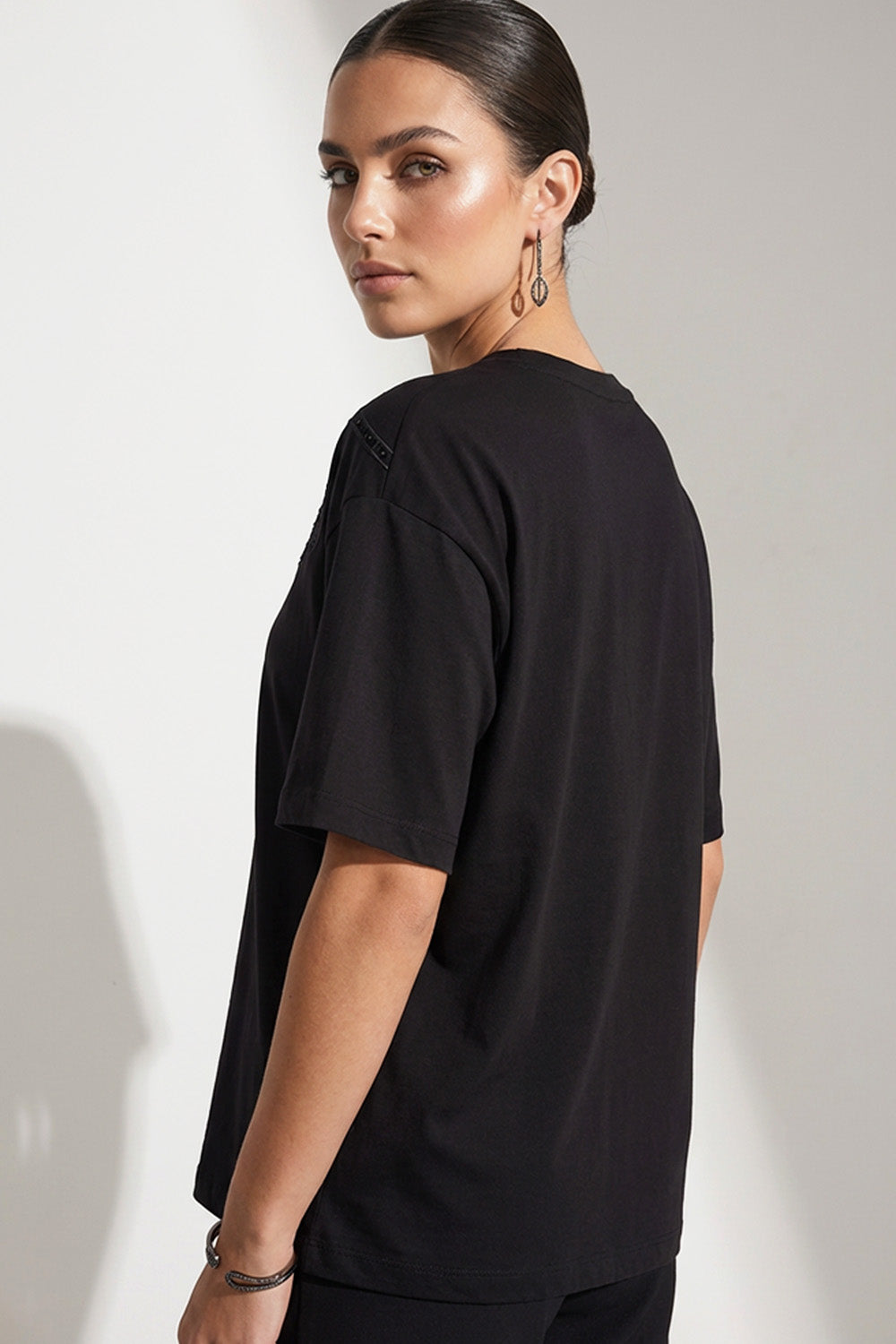 Μαύρο oversized γυναικείο T-shirt με κεντημένο floral σχέδιο στο επάνω μέρος