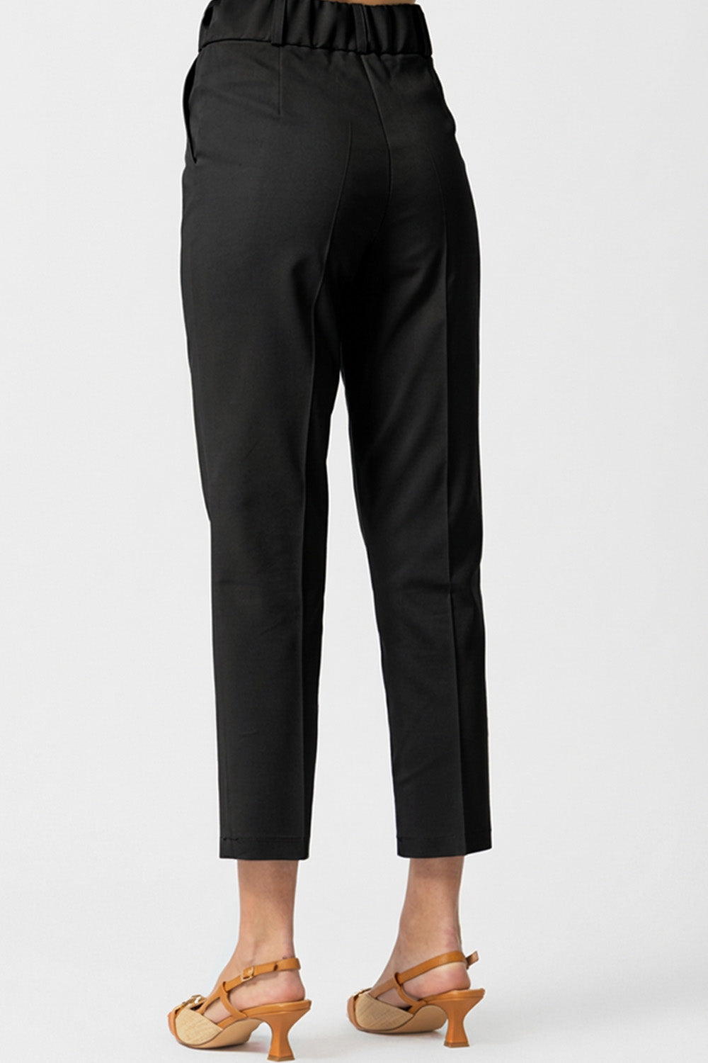 Μαύρο γυναικείο παντελόνι κοστουμιού cropped με χρυσά κουμπιά στη μέση