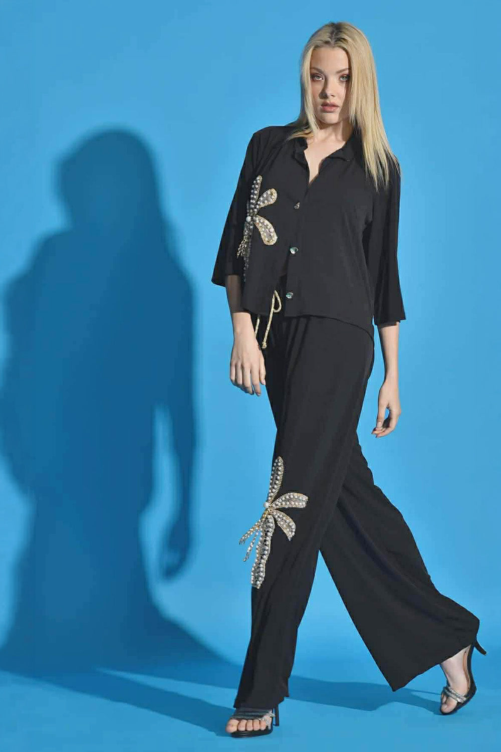 Μαύρο γυναικείο παντελόνι palazzo με διακοσμητική λιβελούλα από πέρλες