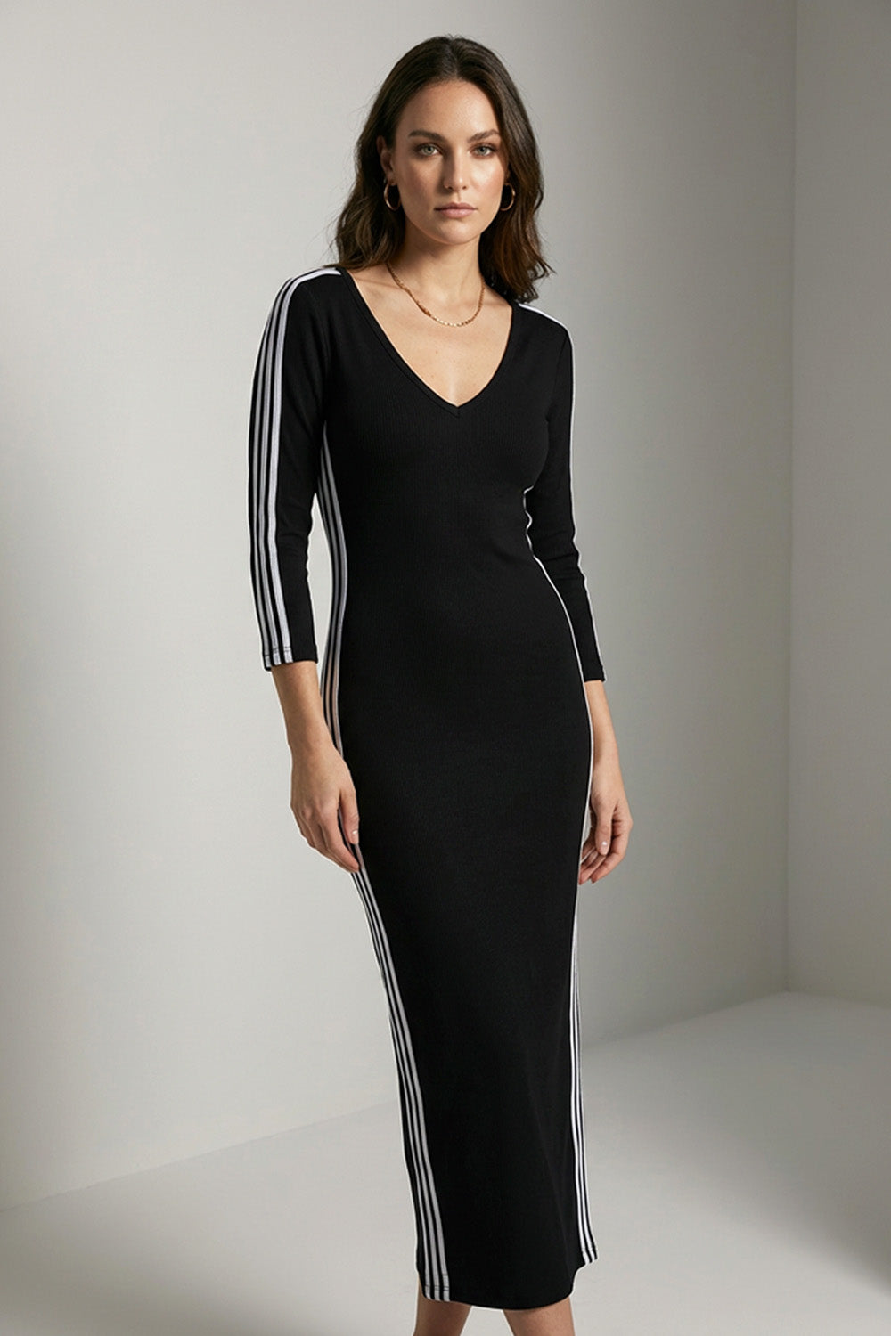Μαύρο rib γυναικείο φόρεμα με λευκές διπλές ρίγες στα μανίκια και στα πλαϊνά