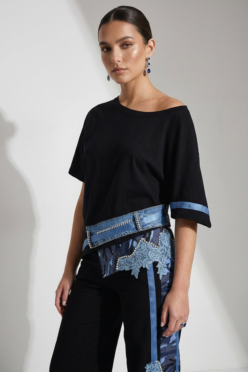 Μαύρο γυναικείο σετ με μπλούζα και φαρδύ παντελόνι με denim και μπλε floral λεπτομέρειες