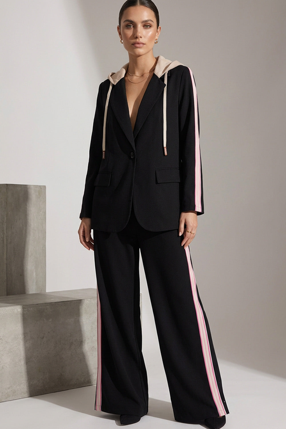 Μαύρο γυναικείο σετ με σακάκι με κουκούλα και παντελόνι με ροζ ρίγες στο πλάι