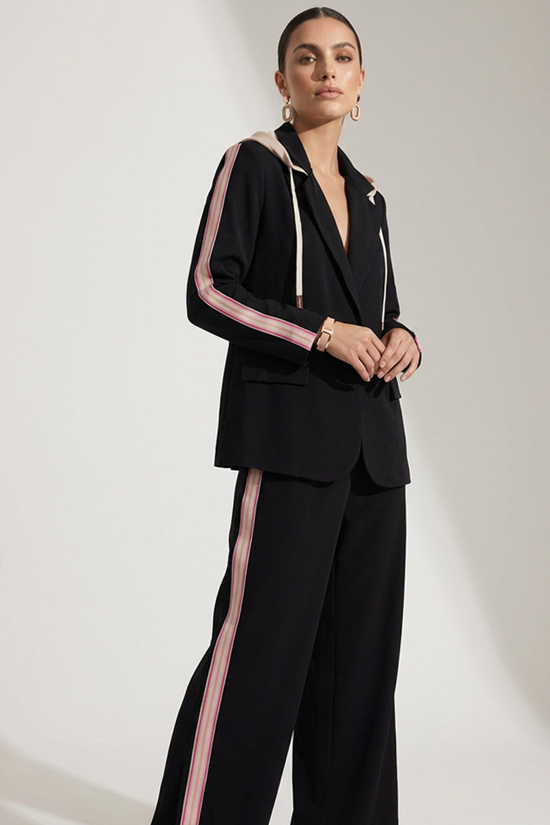 Μαύρο γυναικείο σετ με σακάκι με κουκούλα και παντελόνι με ροζ ρίγες στο πλάι