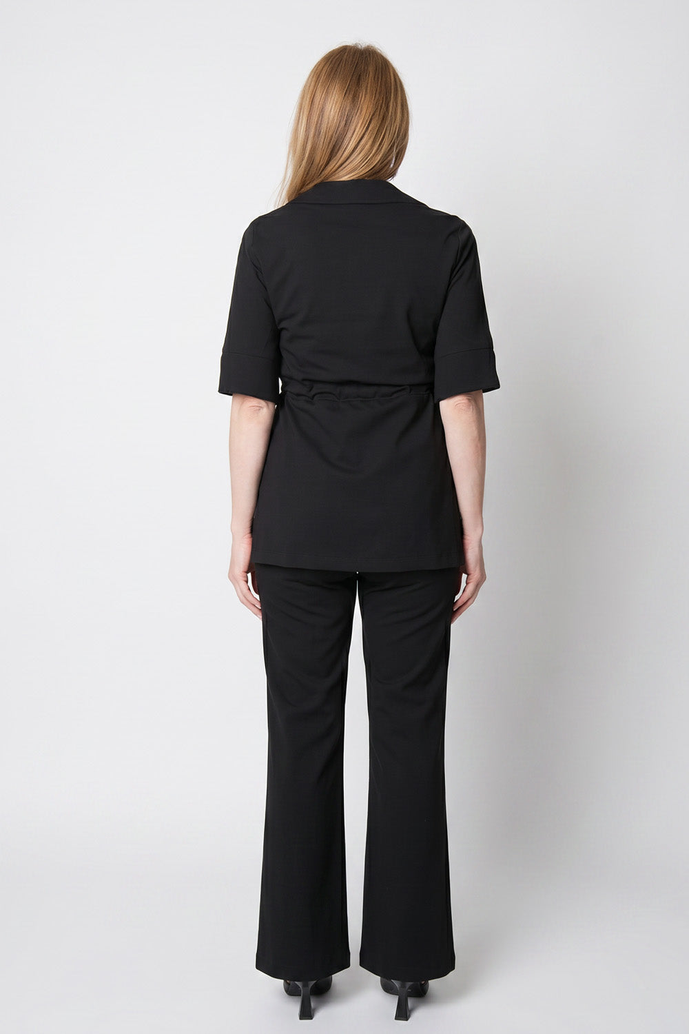 Γυναικείο μαύρο σετ με ζακέτα φερμουάρ, ζώνη στη μέση και παντελόνα σε ελαφρώς καμπάνα γραμμή με λεπτομέρειες στρας.