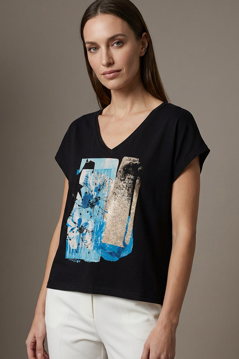 Μαύρο t-shirt με V λαιμόκοψη και μπλε abstract print στο μπροστινό μέρος σε άνετη γραμμή