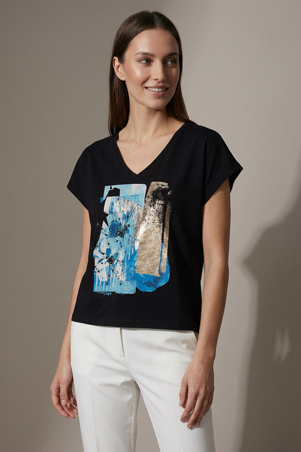 Μαύρο t-shirt με V λαιμόκοψη και μπλε abstract print στο μπροστινό μέρος σε άνετη γραμμή