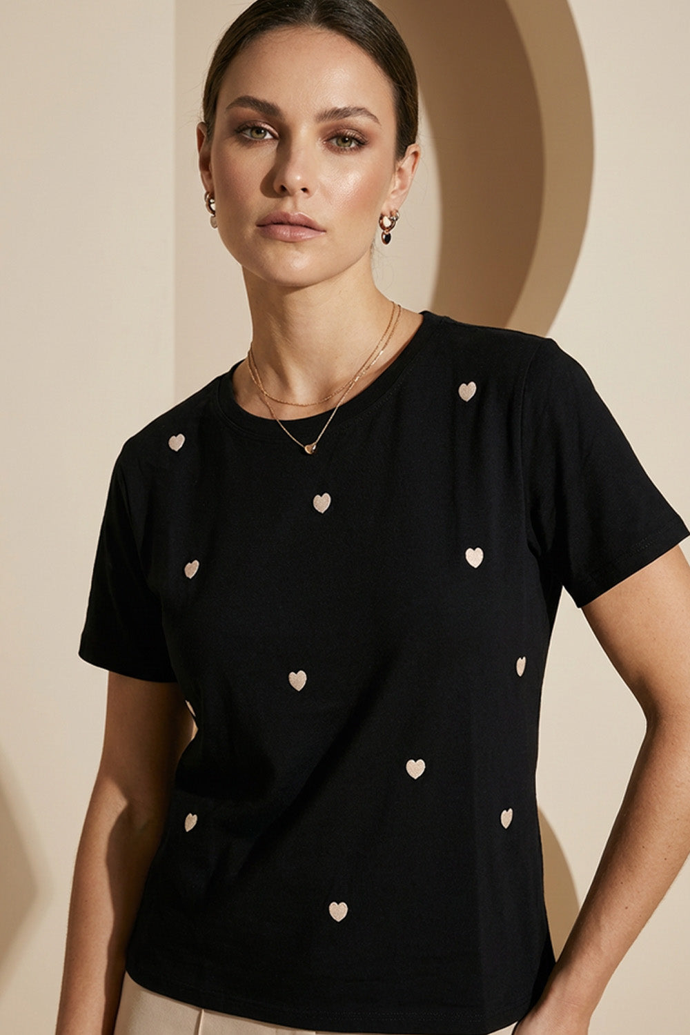 Μαύρο γυναικείο T-shirt με κεντημένες μπεζ καρδιές στο μπροστινό μέρος