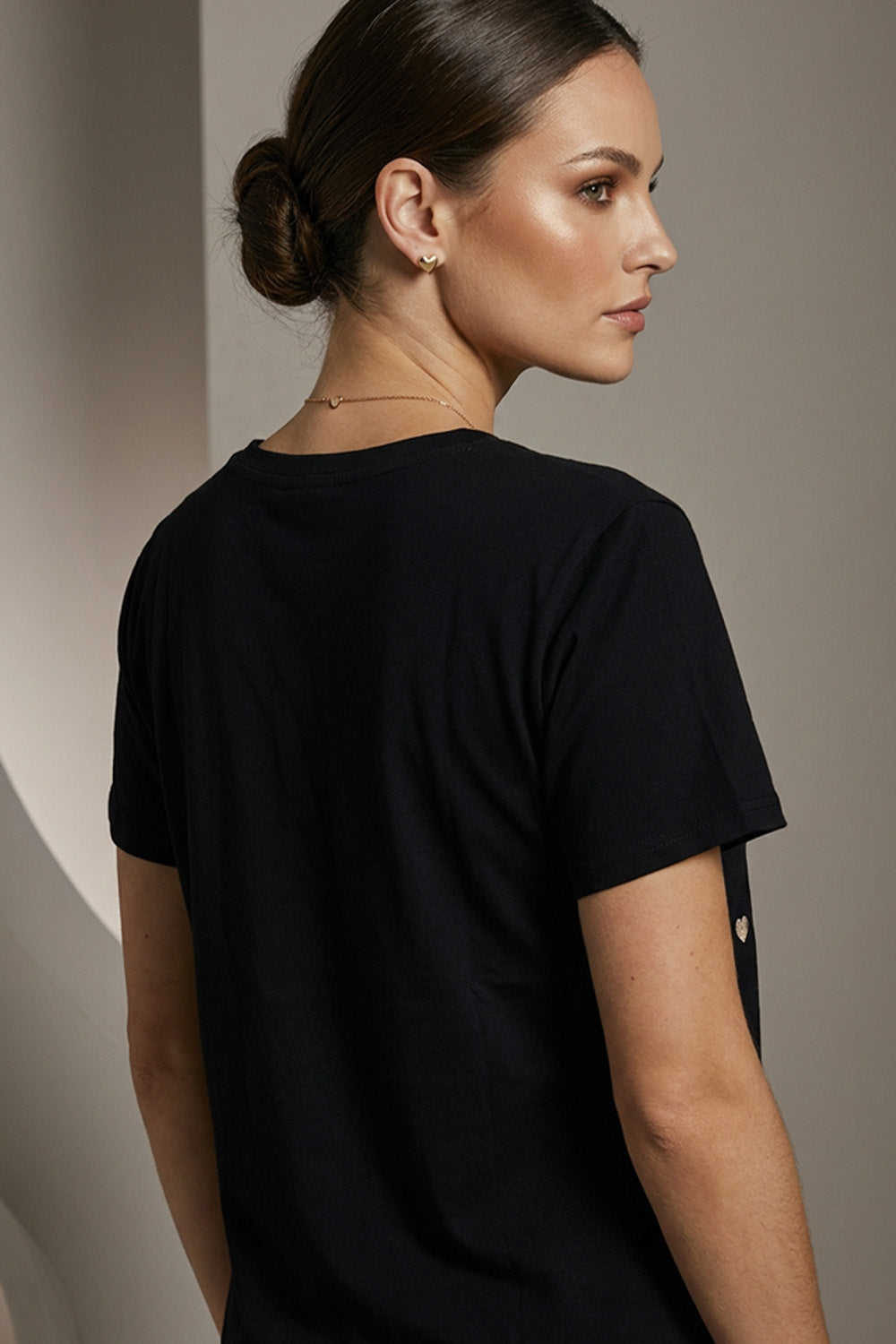 Μαύρο γυναικείο T-shirt με κεντημένες μπεζ καρδιές στο μπροστινό μέρος