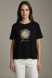 Μαύρο γυναικείο t-shirt με κεντημένο χρυσό λουλούδι στο κέντρο