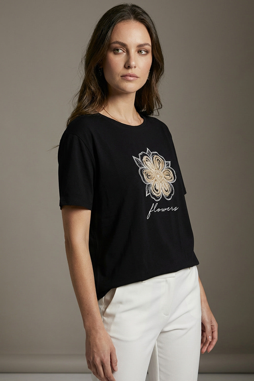 Μαύρο γυναικείο t-shirt με κεντημένο χρυσό λουλούδι στο κέντρο