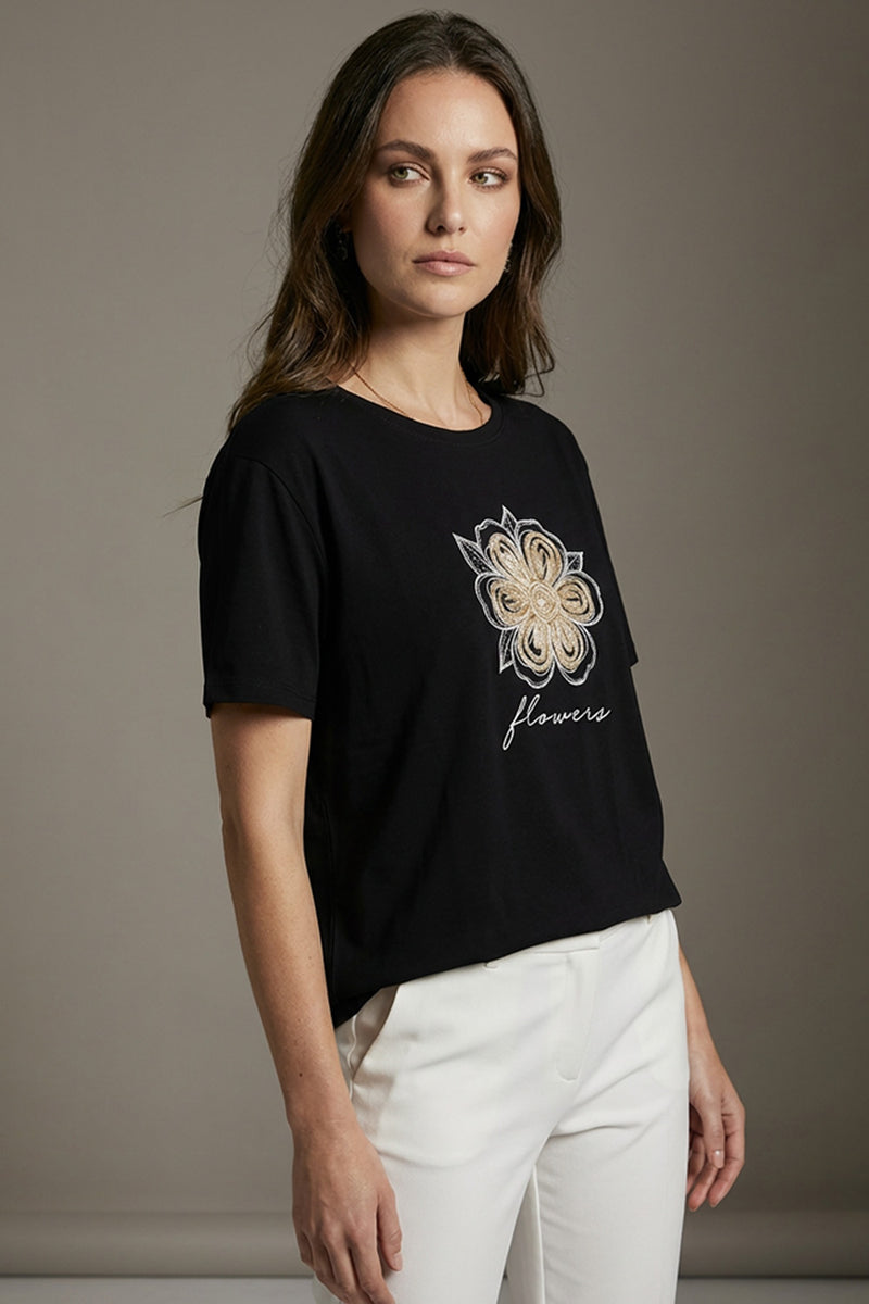 Μαύρο γυναικείο t-shirt με κεντημένο χρυσό λουλούδι στο κέντρο