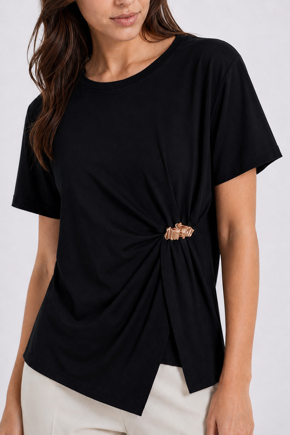Μαύρο γυναικείο T-shirt με χρυσή διακοσμητική καρφίτσα στο πλάι