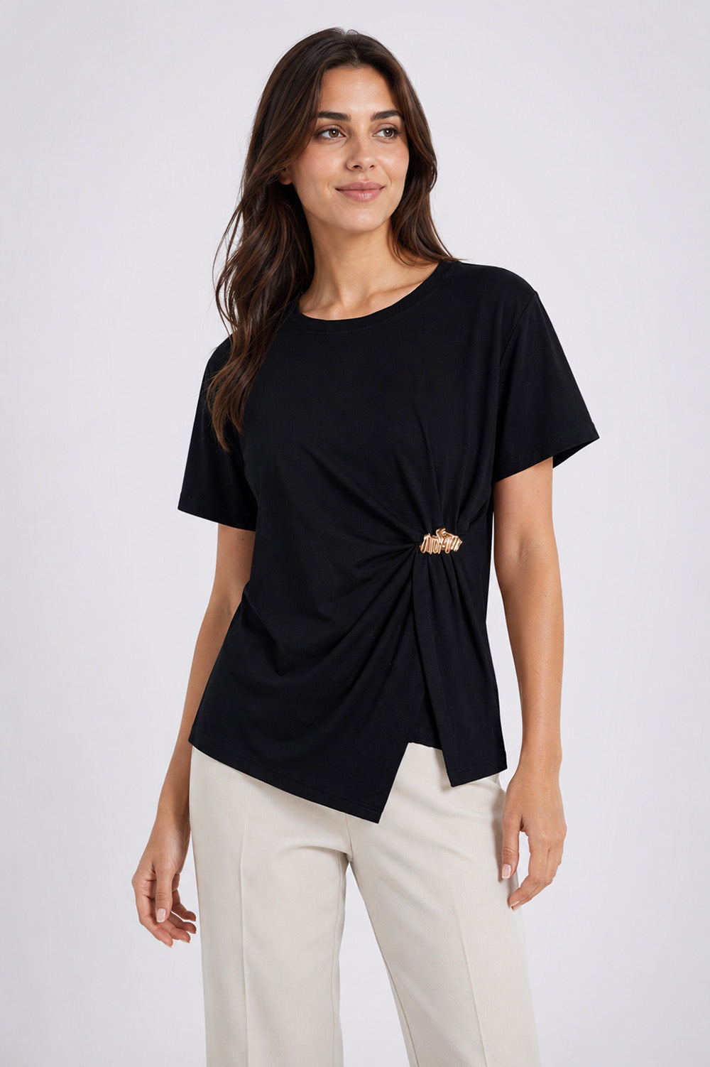 Μαύρο γυναικείο T-shirt με χρυσή διακοσμητική καρφίτσα στο πλάι