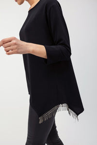 Μαύρη ασύμμετρη μπλούζα με μεταλλικά κρόσσια στο τελείωμα και μανίκια 3/4 σε άνετη γραμμή από την Ellisargi Boutique