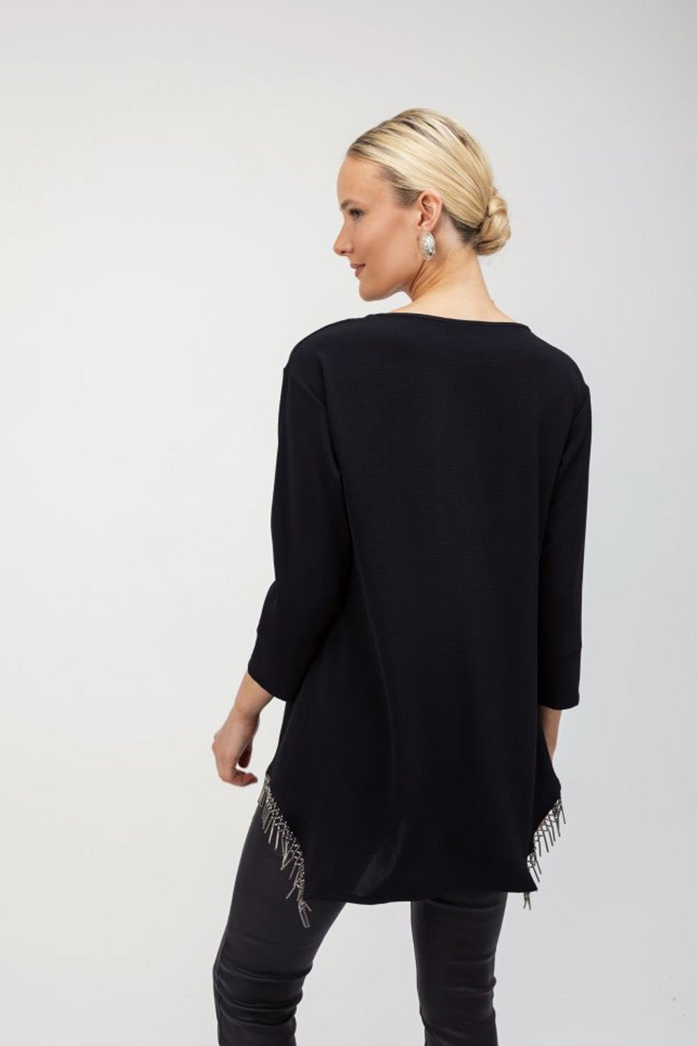 Μαύρη ασύμμετρη μπλούζα με μεταλλικά κρόσσια στο τελείωμα και μανίκια 3/4 σε άνετη γραμμή από την Ellisargi Boutique
