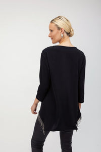 Μαύρη ασύμμετρη μπλούζα με μεταλλικά κρόσσια στο τελείωμα και μανίκια 3/4 σε άνετη γραμμή από την Ellisargi Boutique