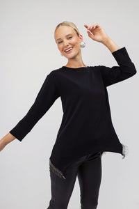 Μαύρη ασύμμετρη μπλούζα με μεταλλικά κρόσσια στο τελείωμα και μανίκια 3/4 σε άνετη γραμμή από την Ellisargi Boutique