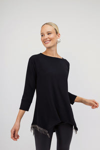 Μαύρη ασύμμετρη μπλούζα με μεταλλικά κρόσσια στο τελείωμα και μανίκια 3/4 σε άνετη γραμμή από την Ellisargi Boutique