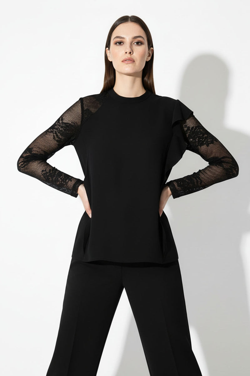 Μαύρη μπλούζα με δαντέλα στα μανίκια και βολάν στον έναν ώμο, κομψή εφαρμογή, φωτογραφία μοντέλου.