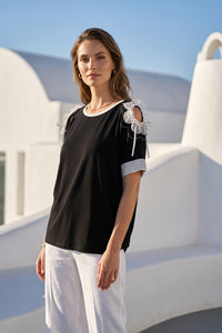 Μαύρη γυναικεία μπλούζα με λευκές λεπτομέρειες και δέσιμο στους ώμους