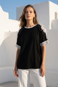 Μαύρη γυναικεία μπλούζα με λευκές λεπτομέρειες και δέσιμο στους ώμους