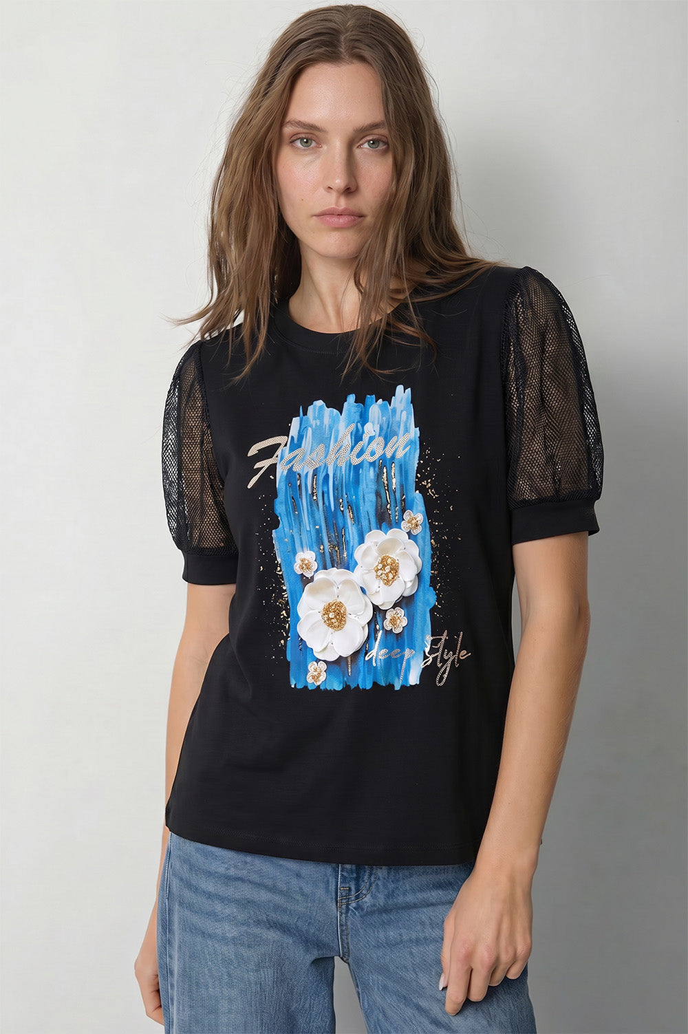 Μαύρη γυναικεία μπλούζα Fashion Flowers με ανάγλυφα λουλούδια, πέρλες και διάφανα μανίκια από δίχτυ.