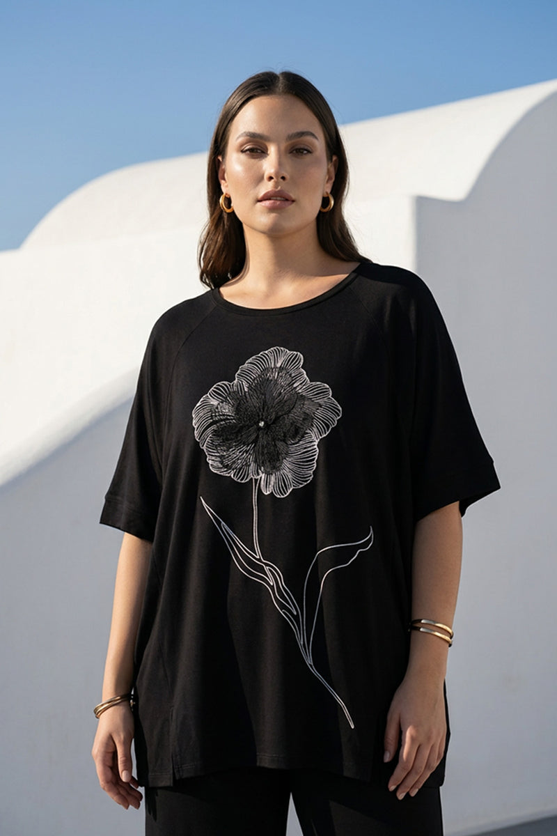Γυναικεία μαύρη μπλούζα με floral σχέδιο και ανάγλυφη λεπτομέρεια μπροστά