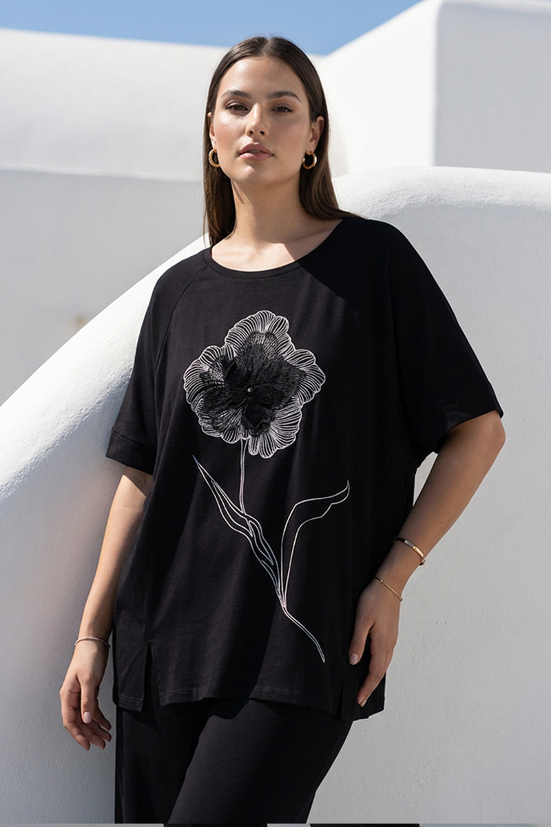 Γυναικεία μαύρη μπλούζα με floral σχέδιο και ανάγλυφη λεπτομέρεια μπροστά